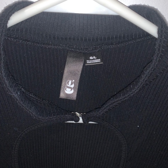 Black cropped top with opening in the chest - Picture 2 of 2